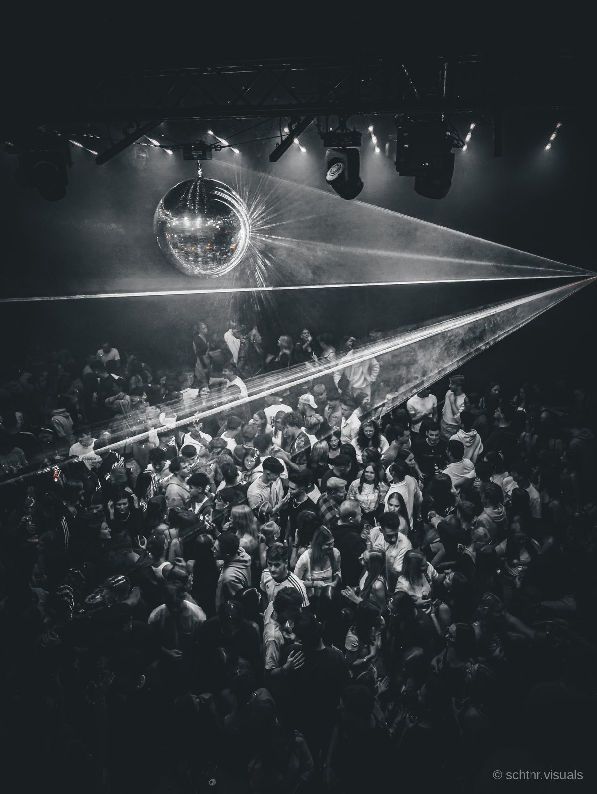 Clubnacht mit Discokugel