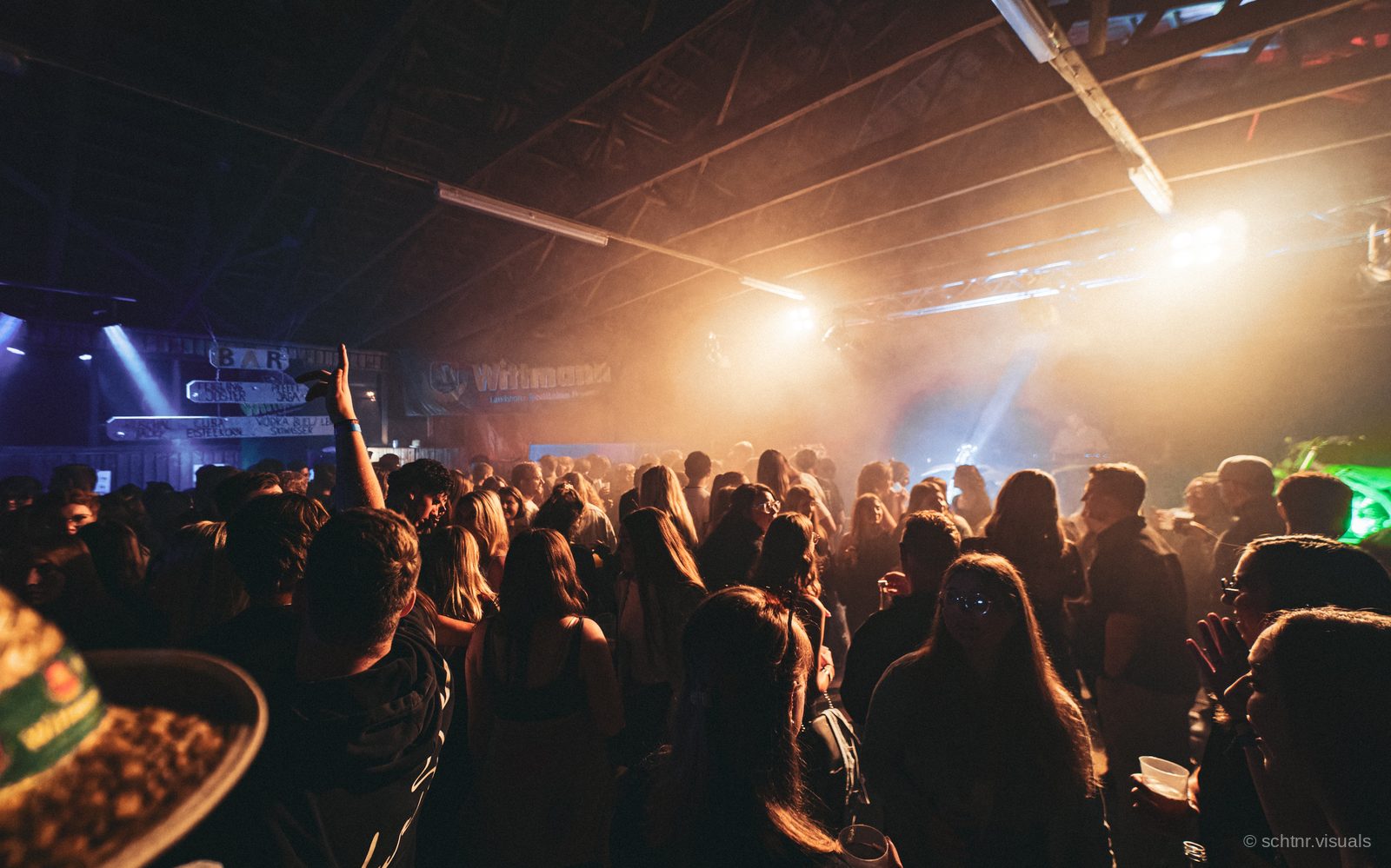 Volle Halle bei einem Fest